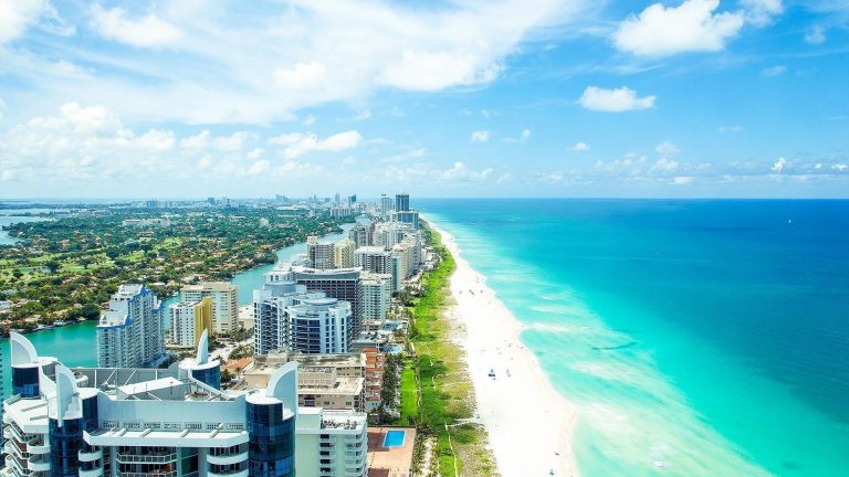 ¿Qué se requiere para vender o comprar bienes raíces en Florida?
